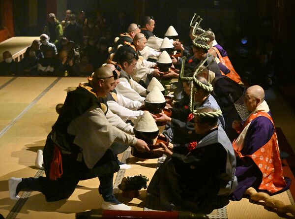 飯を残さず食べるよう頂戴人を責め立てる山伏たち＝２日午前11時45分、日光市山内