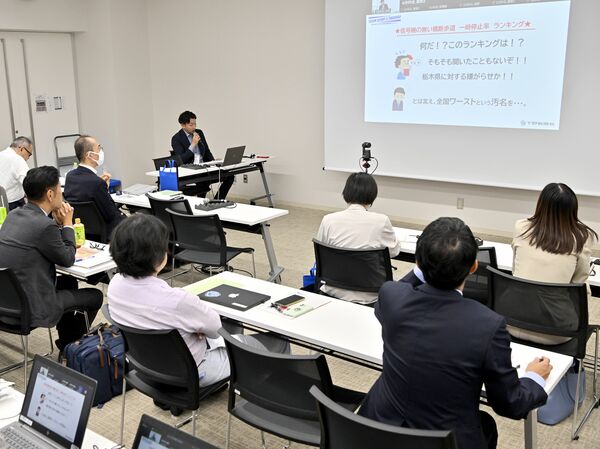 広告の意義や役割について話し合う参加者
