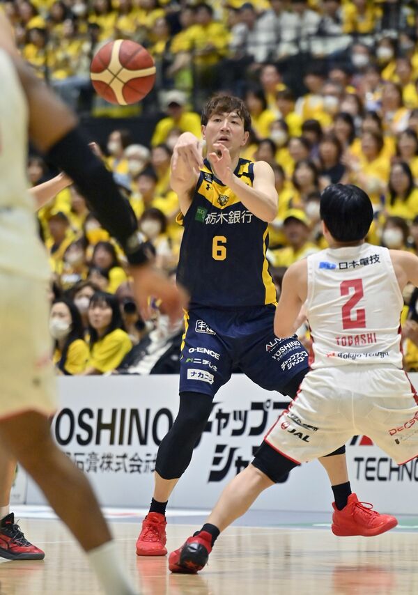 第４クオーター６分、ブレックスの比江島がゴール下にパスを出す＝日環アリーナ栃木、森田大地撮影