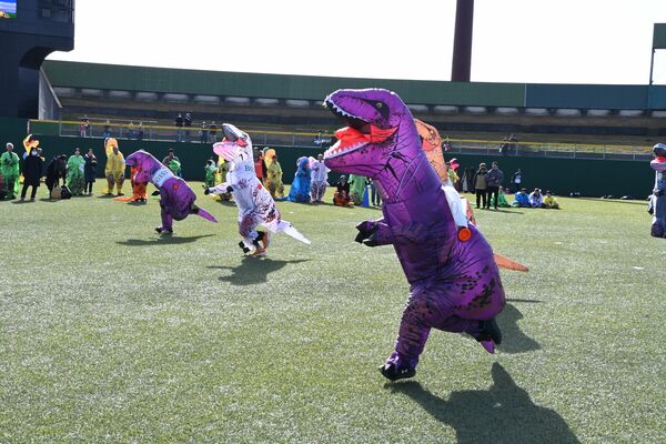 恐竜姿で疾走する参加者