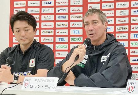 オンライン記者会見するバレーボール男子日本代表のティリ監督(右)=19日(日本バレーボール協会提供)