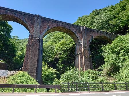 　美しく雄大なれんが造りのアーチ橋めがね橋。アプト式機関車が走っていた