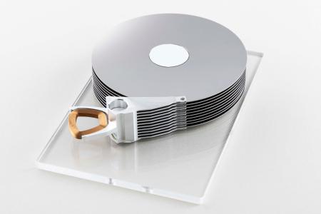 　データセンター内のハードディスクドライブに使用するフジクラの電子部品