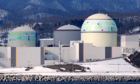 　北海道電力泊原発３号機（右端）＝２００９年２月、北海道泊村