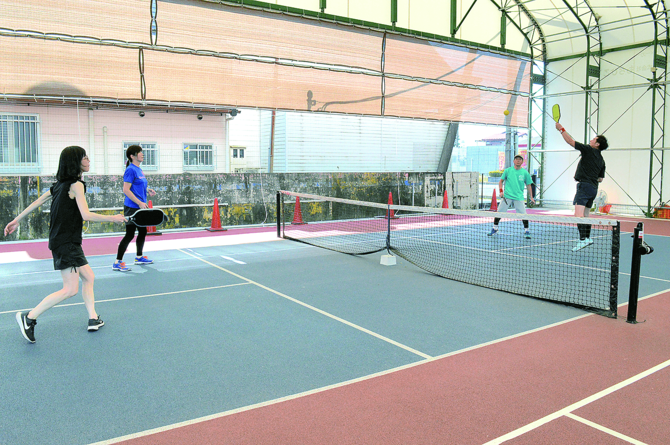 ピックルボールの醍醐味の一つ、ディンクと呼ばれるネット前の繊細な攻防戦