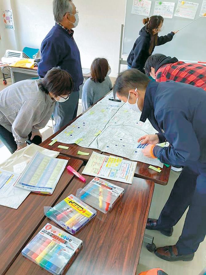災害図上訓練の様子(さのボラねっと提供)