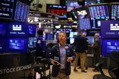 NY株反落、427ドル安