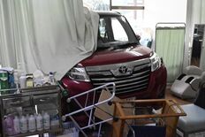 日光で乗用車が店舗に突っ込む