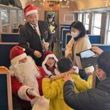 サンタも乗客もノリノリ　日光・ＳＬ大樹でクリスマス