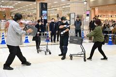 「店に刃物持つ不審者」　　