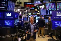 NY株反落、427ドル安