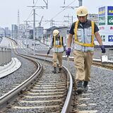地道な作業でも「夏場は過酷」　LRT安全運行を支える２人　レールのゆがみなど歩いて確認