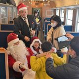 サンタも乗客もノリノリ　日光・ＳＬ大樹でクリスマス