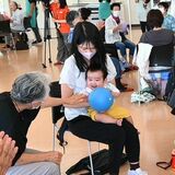 「気持ちが若返った」孫世代と一緒に昔遊び　認知症カフェで初の催し　地域の親子と交流深める