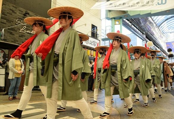 時代衣装で街なかを練り歩いた宇都宮城址まつりの社参行列