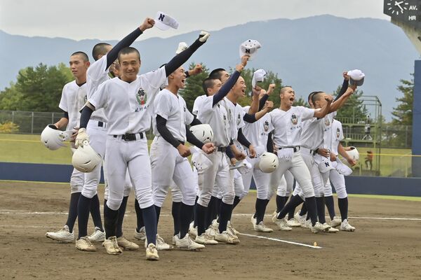 ４強進出を決め、応援席に向かってガッツポーズをする佐野日大ナイン＝甲府市の小瀬スポーツ公園野球場、広瀬華撮影