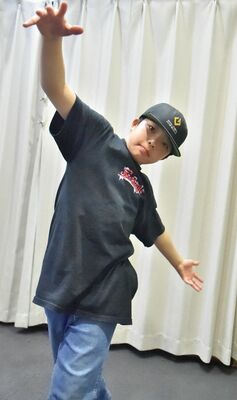 パリ五輪で初めて実施されるブレイキンに注目しているWATO＝下野市内