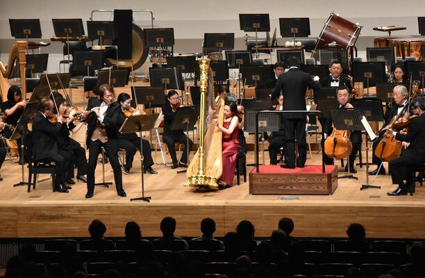 栃木市出身のフルート奏者・さかはしさん（前列左）らが出演した演奏会＝23日午後、宇都宮市文化会館