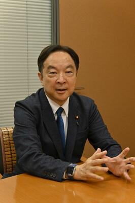 インタビューに答える輿水氏＝３日夜、国会内