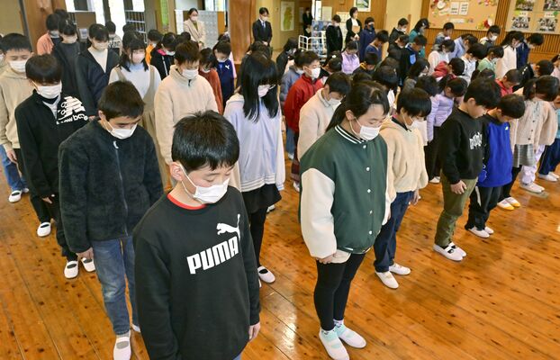 地震の犠牲者に黙とうをささげる児童たち＝９日午前８時25分、市貝町文谷