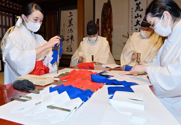 手際よく幣束を作る八乙女ら＝１日午前10時10分、日光市山内