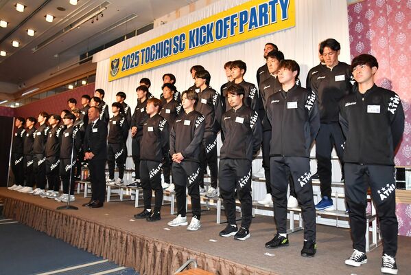 今季の健闘を誓う栃木ＳＣの選手たち＝宇都宮市内