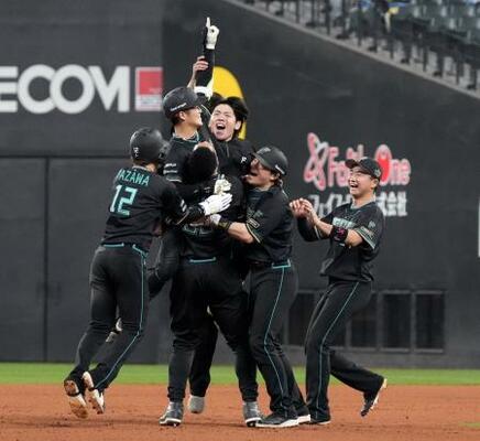 　１０回、サヨナラ打を放ち、チームメートから祝福を受ける日本ハム・奈良間（左から２人目）＝エスコンフィールド