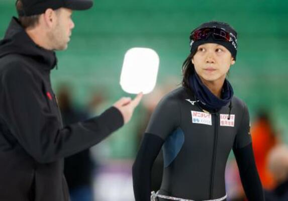 スピードスケートW杯第4戦を前に調整する高木美帆(右)=ハーマル(共同)