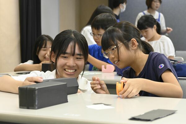 宇都宮白楊高の生徒に組み立て方を教わる児童