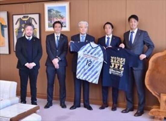 ＪＦＬ昇格を福田知事（中央）に報告した栃木シティＦＣの大栗社長（左）ら＝県庁
