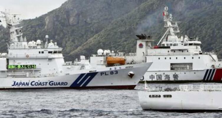 沖縄県・尖閣諸島の魚釣島周辺を航行する海上保安庁の巡視船(手前)と中国海警局の船=2024年4月