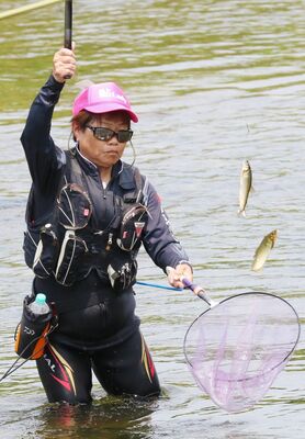昨年の大会でアユを釣り上げる参加者（市観光協会提供）