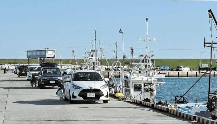 市場前の岸壁に釣り人の車列ができる閖上漁港＝９月下旬（写真を一部加工）