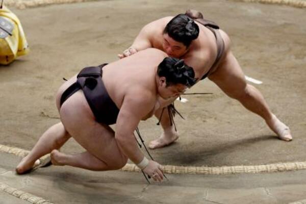 　伯乃富士（奥）が寄り倒しで霧島を破る＝両国国技館