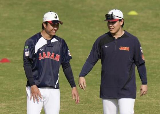 　合宿に合流し、高橋宏（左）と話す岡本＝サンマリン宮崎