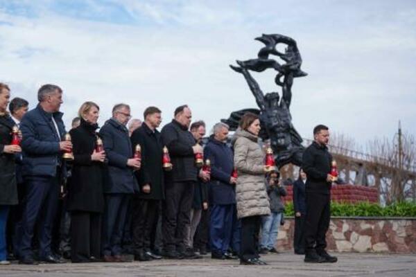 　チョルノービリ原発事故から４０年で開かれた犠牲者の追悼式典＝２６日、チョルノービリ（ＡＰ＝共同）