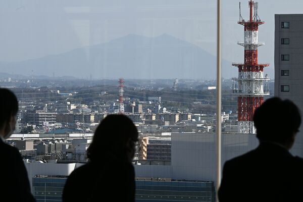 黄砂が観測された宇都宮市内。筑波山もかすんで見えた＝26日午後２時30分、県庁15階展望ロビーから