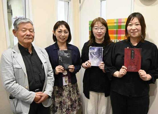 5日の番組でも取り上げたそれぞれの詩集を手にする(右から)井嶋さん、灘さん、吹木さんと貝塚会長