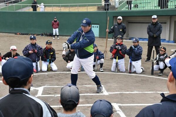 野球教室で真中さんの指導を受ける子どもたち