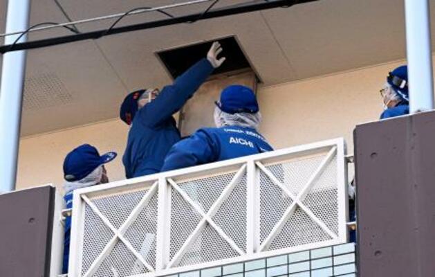 　室内で焼けた女性の遺体が見つかった集合住宅を調べる捜査員＝１８日午前、愛知県豊田市東新町