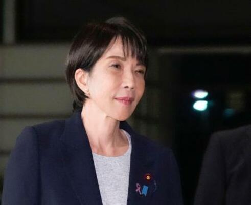 　首相官邸に入る高市首相＝１４日午後