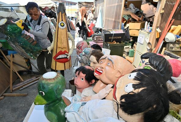 お化け屋敷への出荷を待つ人形＝24日、佐野市田沼町