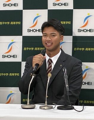 ロッテに４位で指名され、記者会見に臨む昌平高の桜井＝昌平高、内藤大地撮影