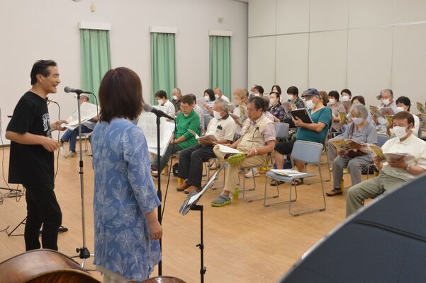 道の駅での歌声喫茶でボーカルリーダーを務める篠崎さん（左）