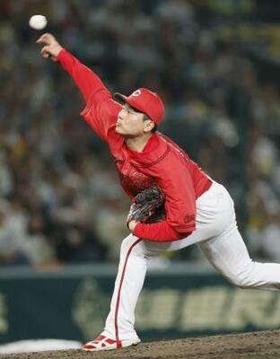 　完封で４勝目を挙げた広島・栗林＝甲子園
