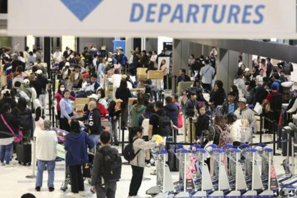 成田空港の国際線出発ロビー=4月