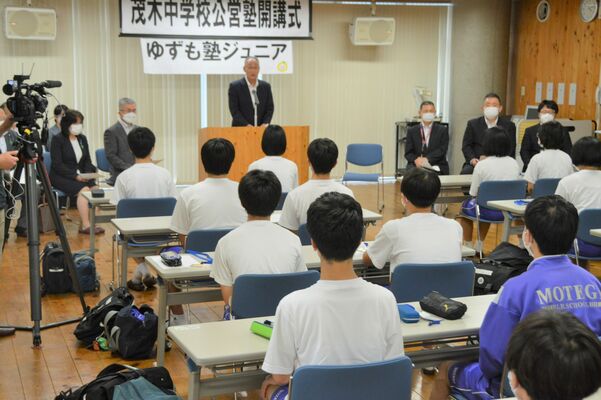 塾生たちが出席して行われた開講式