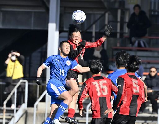 前半37分、矢板中央のMF山本(右)が空中で相手と競り合う=ゼットエーオリプリスタジアム、広瀬華撮影