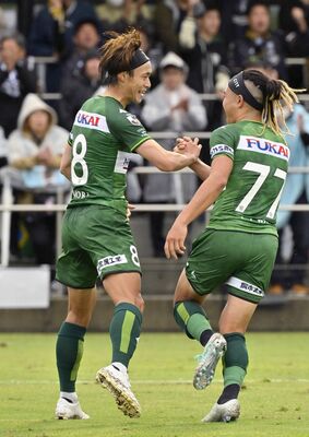 前半39分、先制点を決めた栃木シティのＭＦ森（左）がＦＷ田中パと手を取って喜び合う＝ＣＦＳ、広瀬華撮影