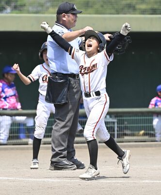 ６回、富士見ジャイアンツの保坂が逆転２点ランニング本塁打で本塁にかえり、両拳を突き上げる＝県営Ａ、森田大地撮影